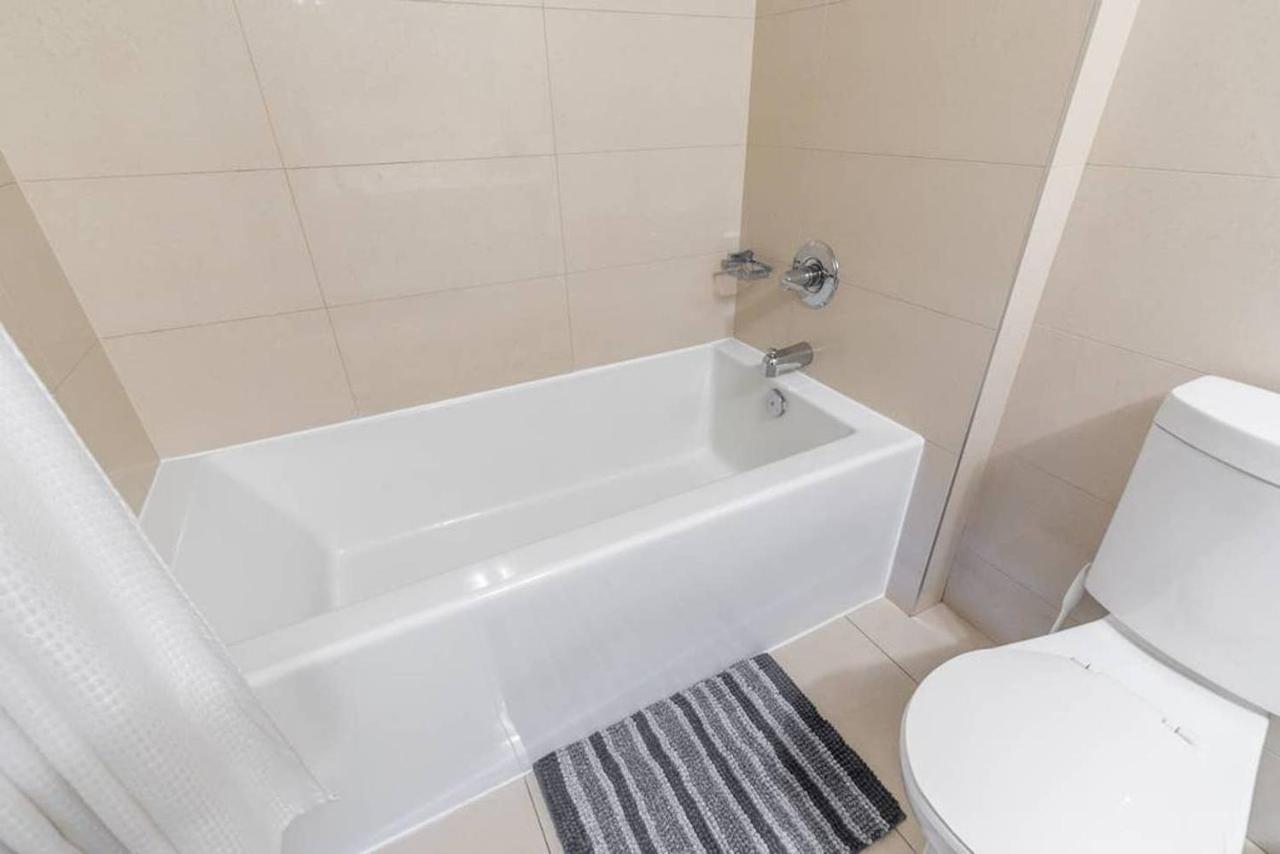 Stunning Views Of Downtown - Luxury High Rise With King Bed! Villa Toronto Kültér fotó